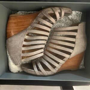 Johnston & Murphy Gray Strappy Wedges